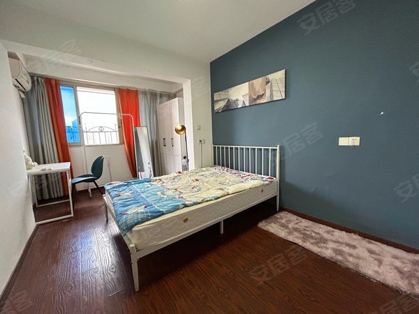 上清寺  牛角沱轻轨站口  押一付一 无中介费出租房源真实图片