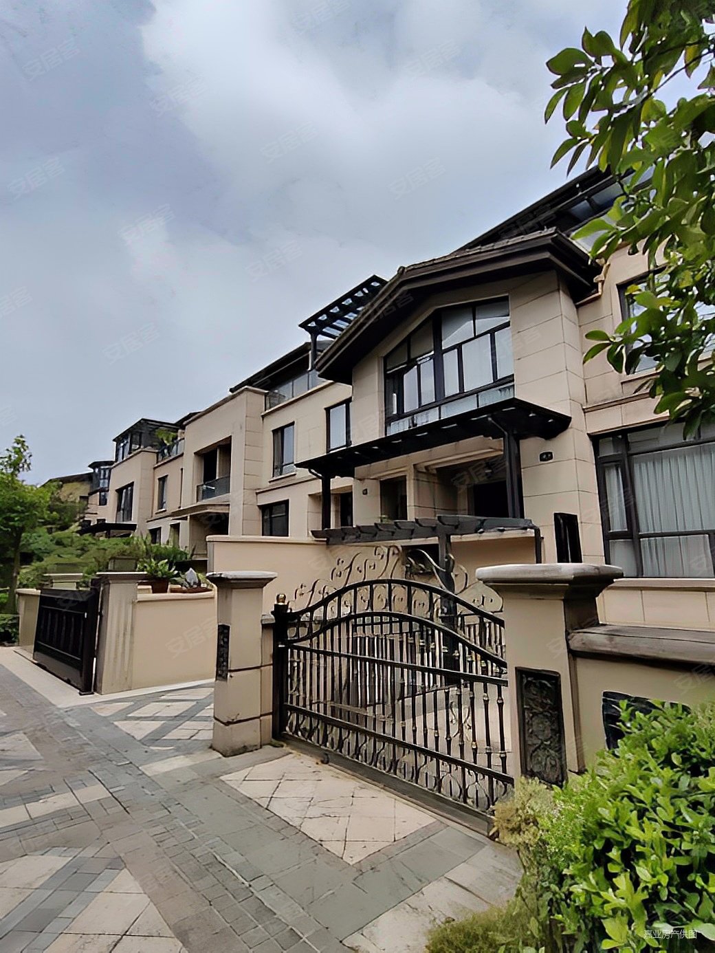 逸城(别墅)5室2厅3卫209.81㎡南北530万