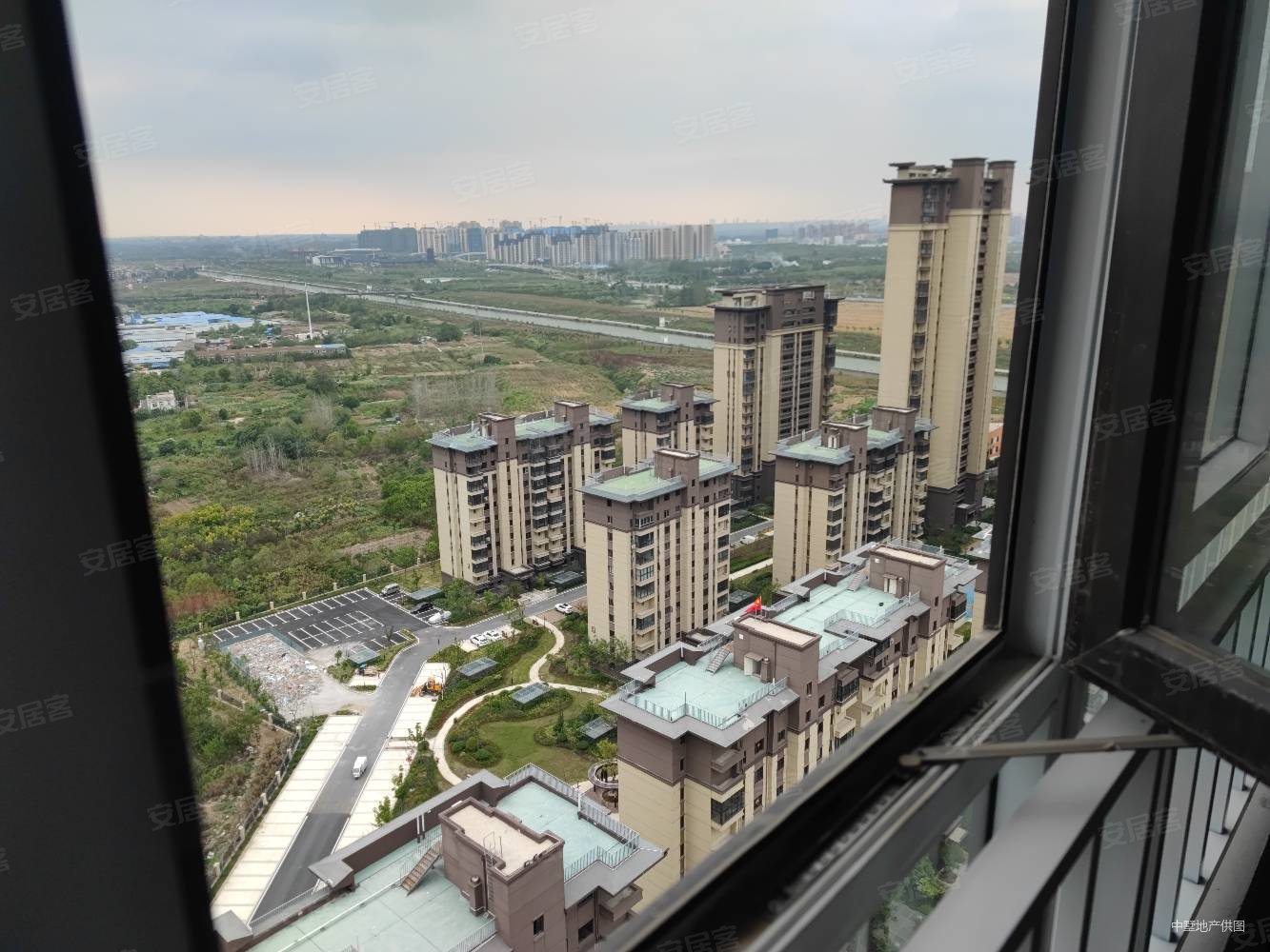 力高前城天悦府电梯房朝南104平楼层好视野无遮挡