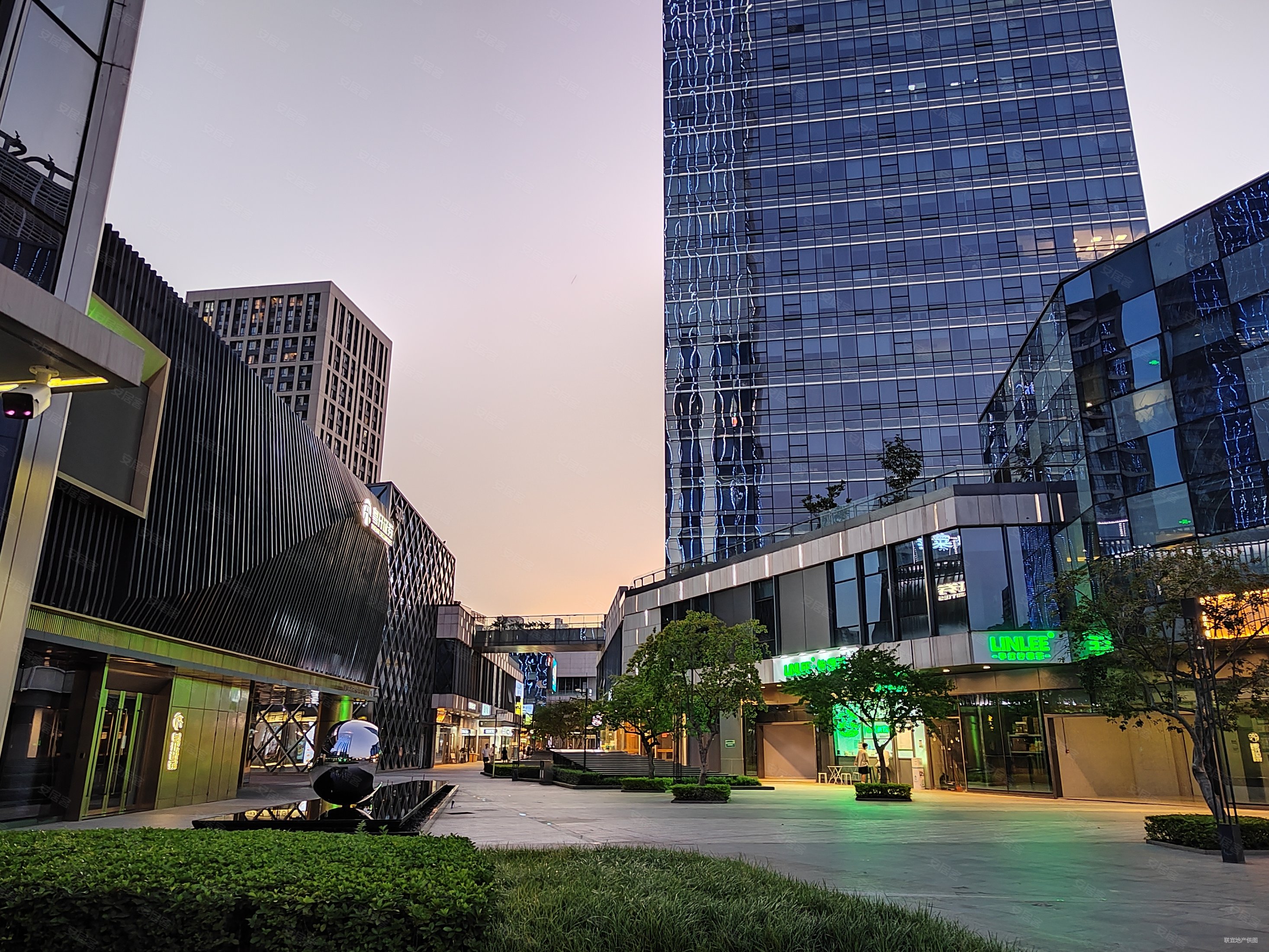 绿地中央广场带电梯精装好房南北通透临地铁交通便利