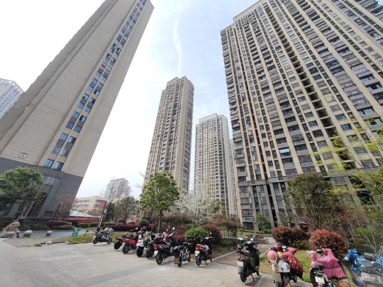 马鞍山路地铁口 次新小区 龙御湾 精装修三房两厅 看房方便,星海城