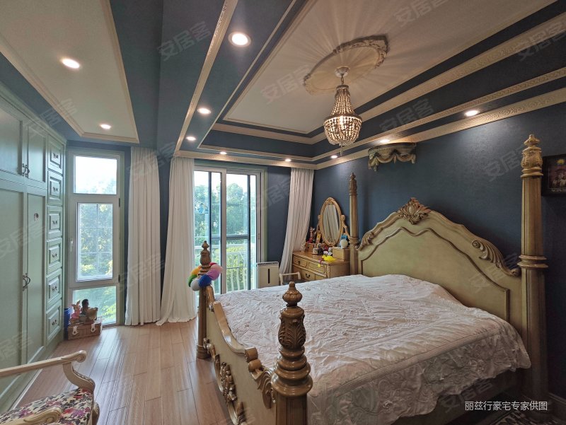 万象天地的双拼别墅!8房格局!美式风格装修保养  好