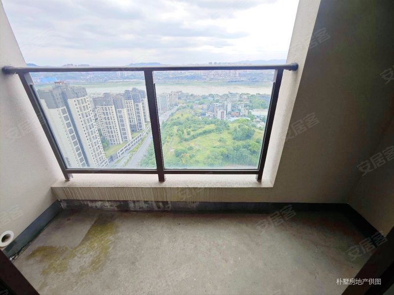 巴滨路网红打卡地旁边 看江三房 近轻轨站 看房方便 价格可谈