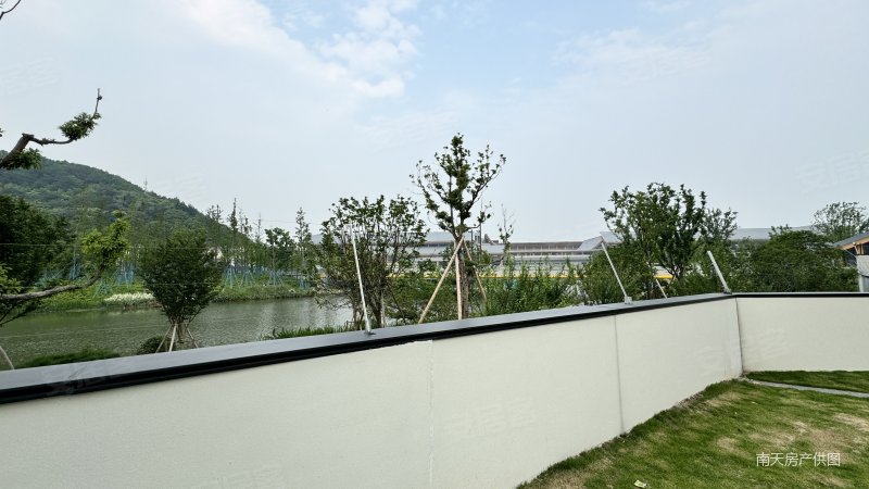 北区合院 位置较好花园较大 南入户 南北大花园 北边临河,宜和东方园