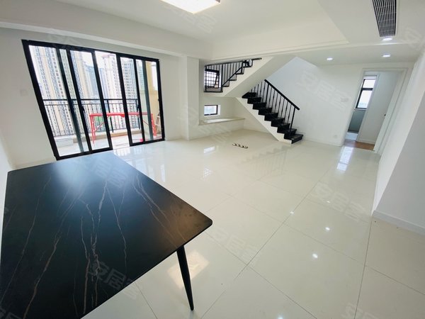 珠海高新区唐家湾华发蔚蓝堡蔚蓝堡 顶楼复式有部份家私电可合租可