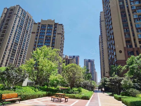 昆明西山前卫营润城八区润城八区 3室2厅2卫 精装修 电梯房 全新出租