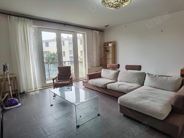 上海嘉定安亭安亭新镇兴苑安亭新镇一房超大客厅精装全配 拎包入住有