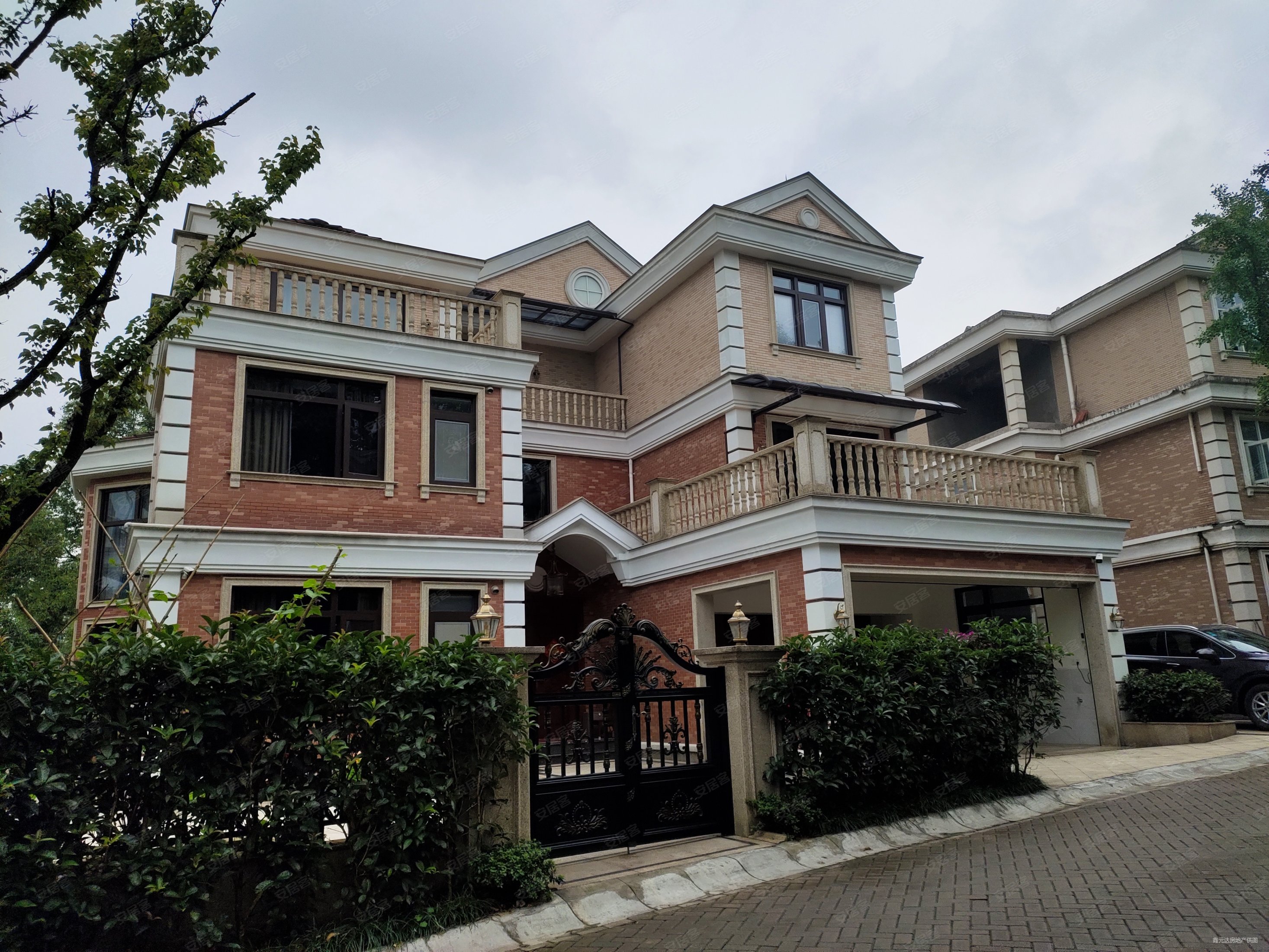 离小区门口近,比华利豪园二手房,820万,6室3厅,5卫,313平米-重庆安居