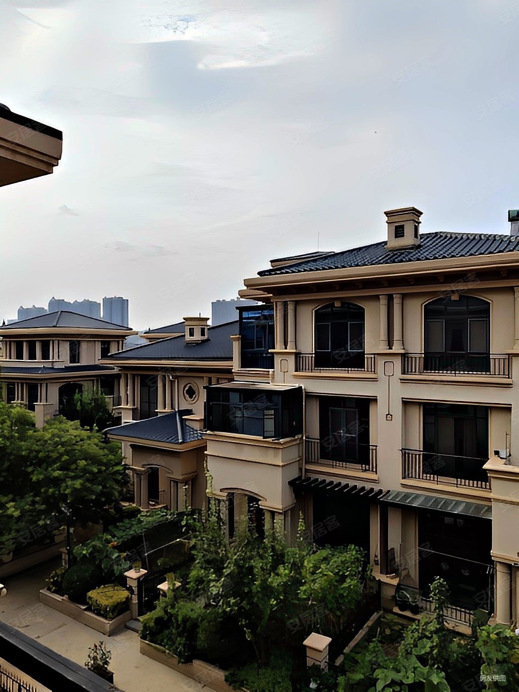 富田兴龙湾邻湖别墅挑高客厅370万送超大花园