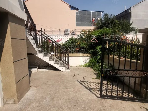 青岛莱西水集香格丽苑首!出租!一楼带院,带车库,3室.