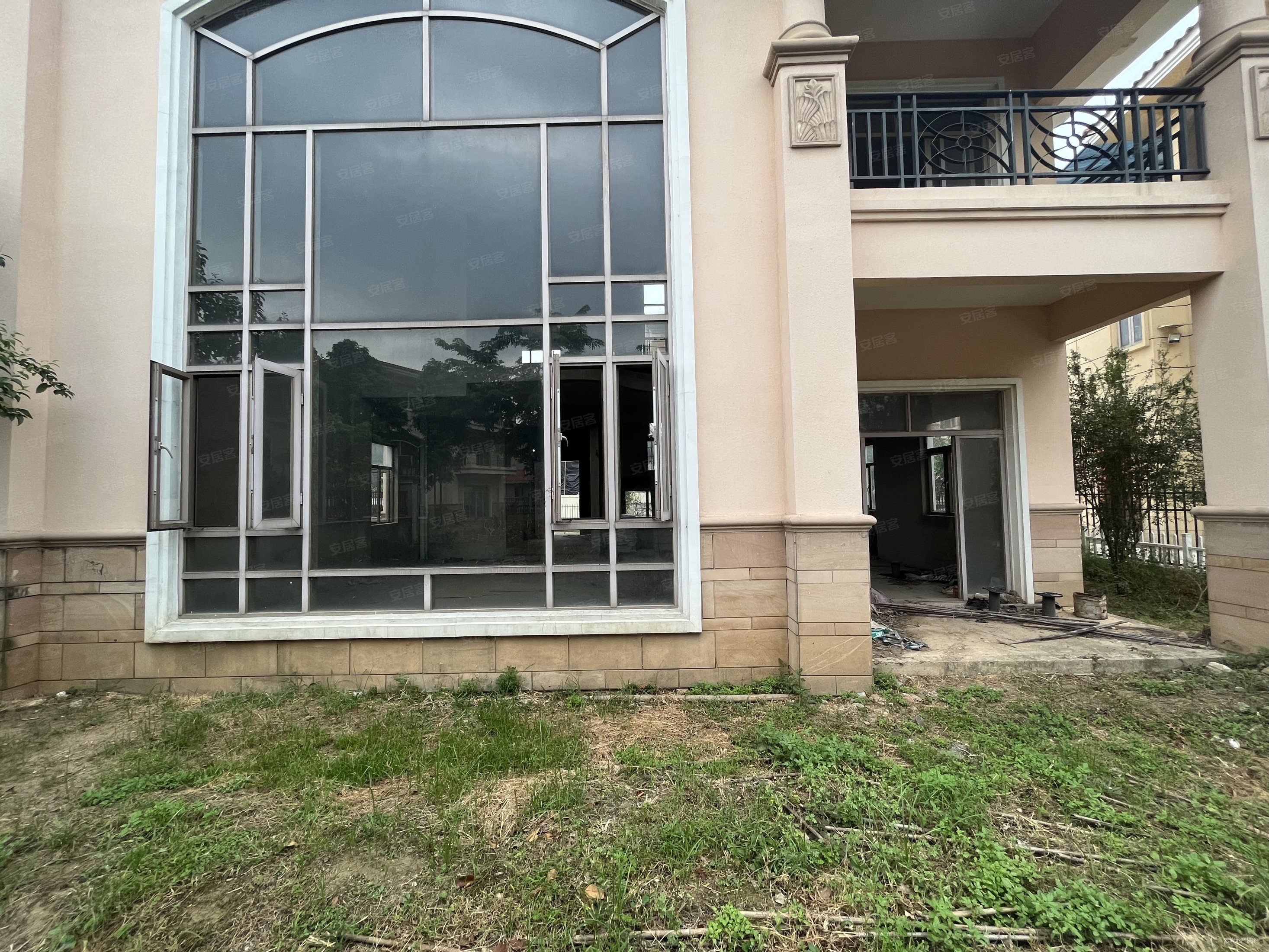 天晟海琴湾独栋大别墅赠送600方前后花园超高9米中空客厅