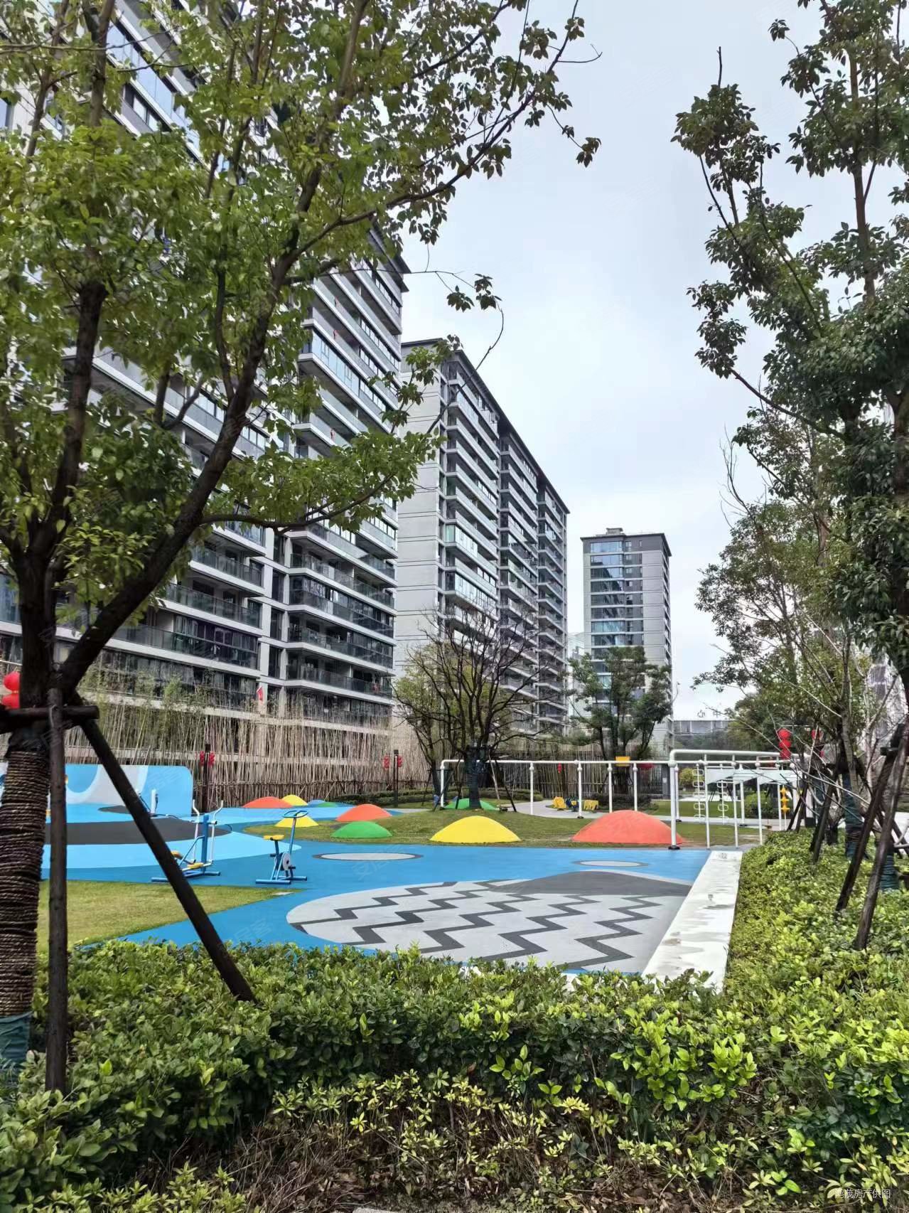 急卖 钱江彩虹府 落地窗 全湖景精装边套四房两卫