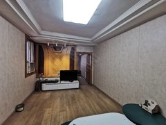 重庆渝中解放碑较场口附近。电梯两房,家具齐全随时看房出租房源真实图片