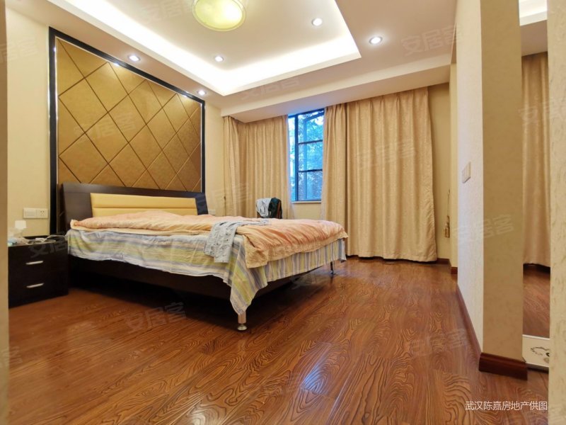 清江泓景  4室2厅2卫 小高层 有露台 证满 价格可以谈