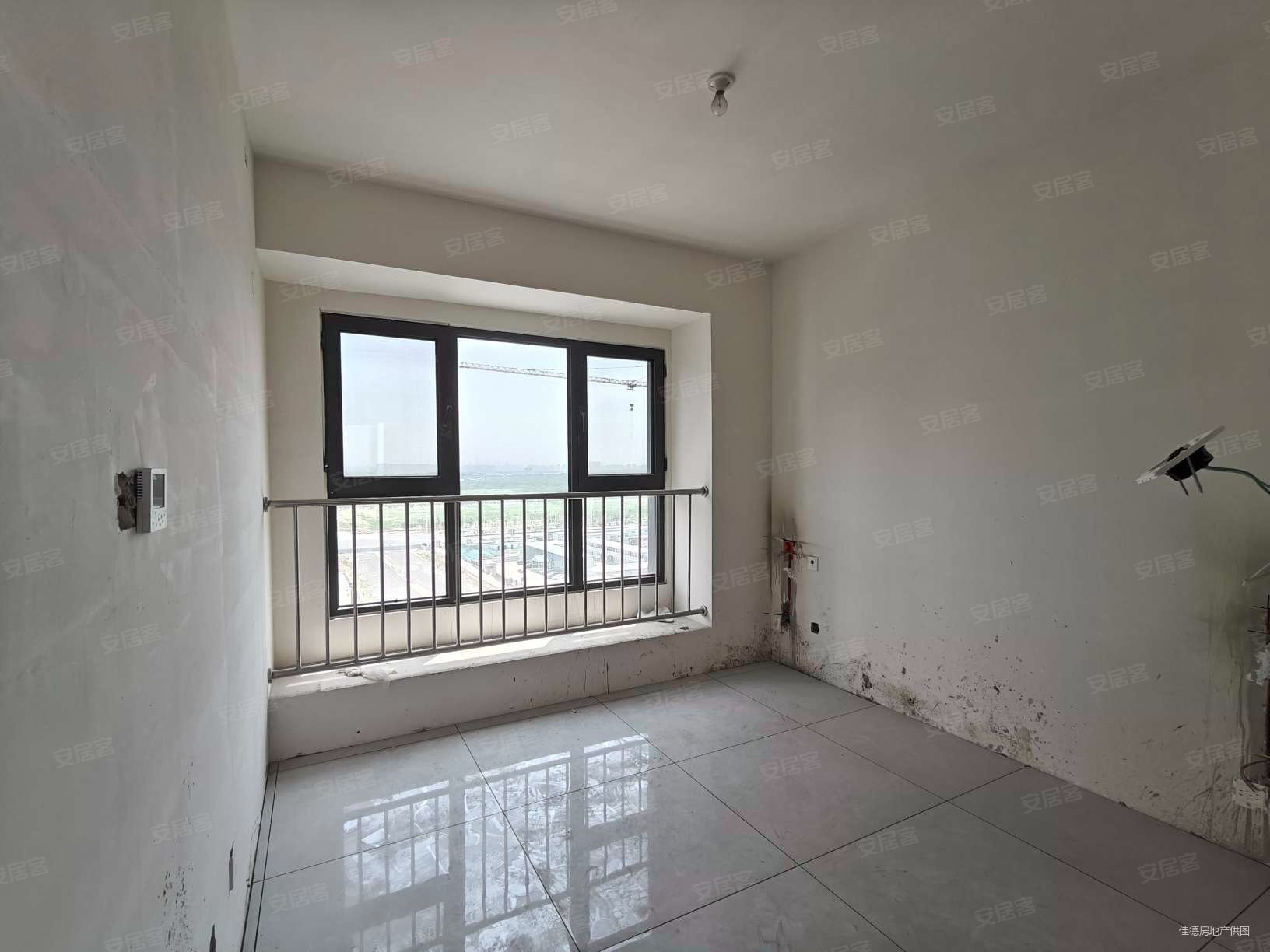 南北通透 带电梯 满二 中间楼层采光好 小三居 车位充足,融创津宸壹号