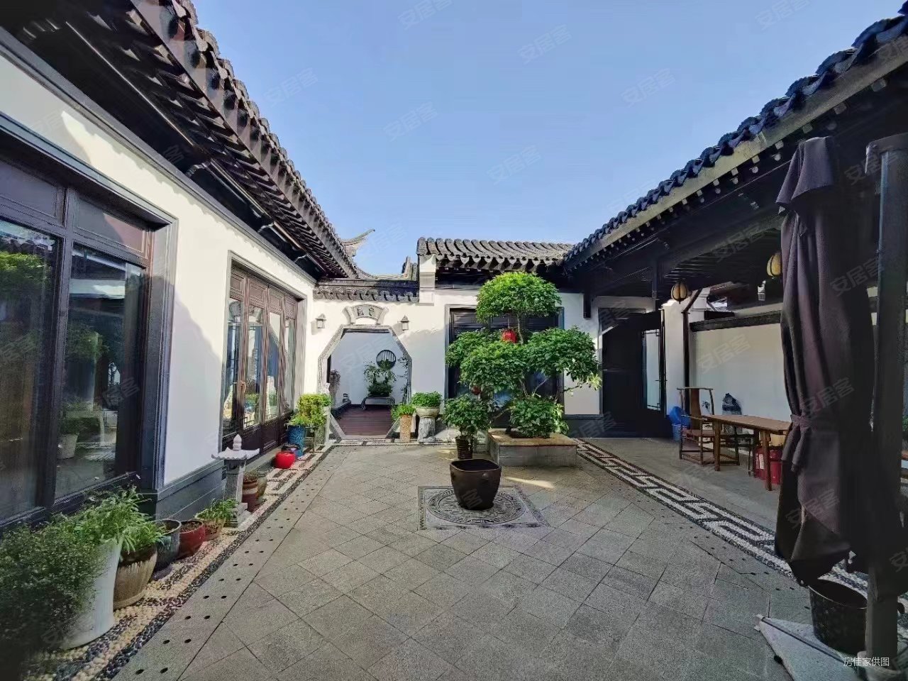 绿城青竹湖别墅送花园200平全新毛坯档次高湘一旁