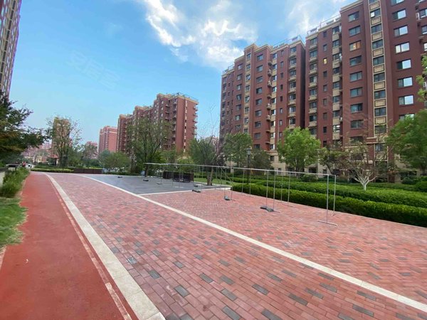 青岛城阳白云山公园青特小镇e区青特小镇e区的精装空房,寻带着家具