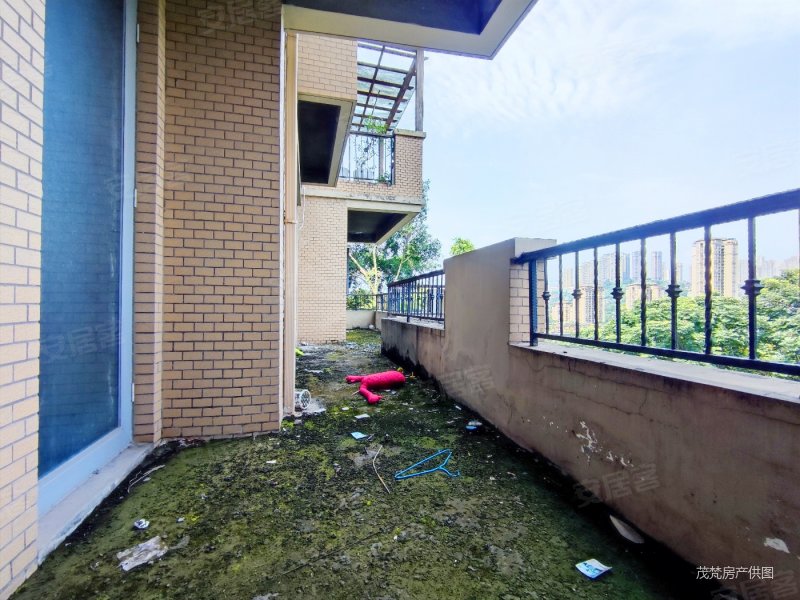 绿地翠谷(一二期洋房叠拼) 出行方便 低密度社区 双卫生间