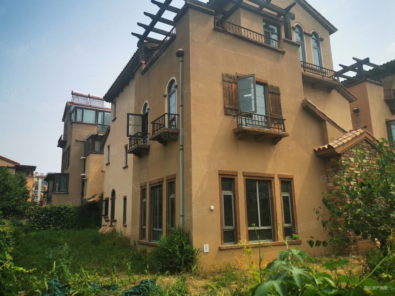 孔雀大湖独栋别墅门口宽马路车库入口送350平米超大花园,永定河孔雀城