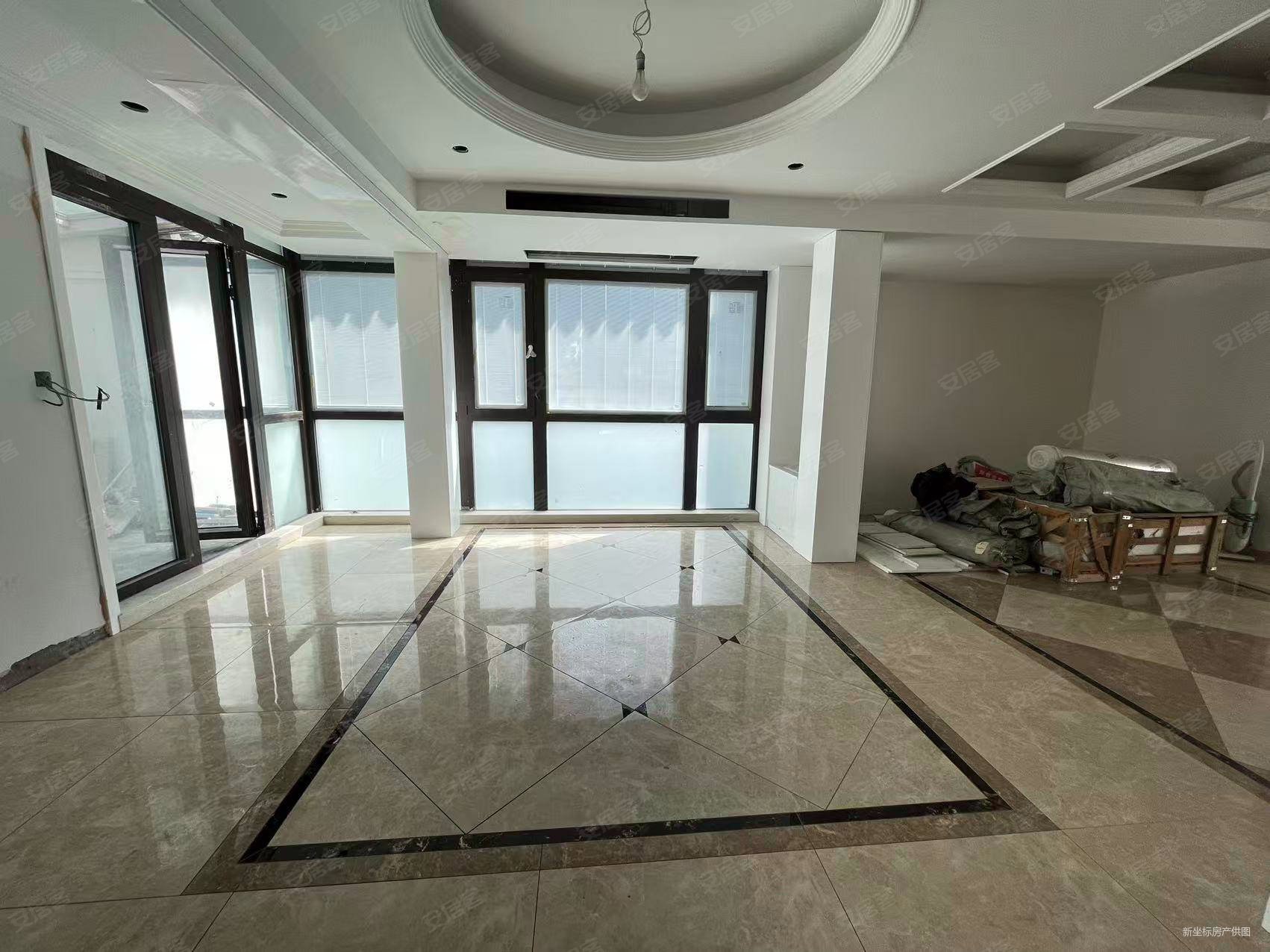 港岛花园联排别墅边户,装修了100多万,空关未住人,随时看房