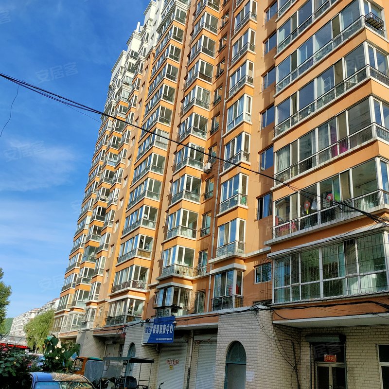 王玉 2020-08-23 08:  :49 小区里有高层,有步梯!高层都是一梯两户!