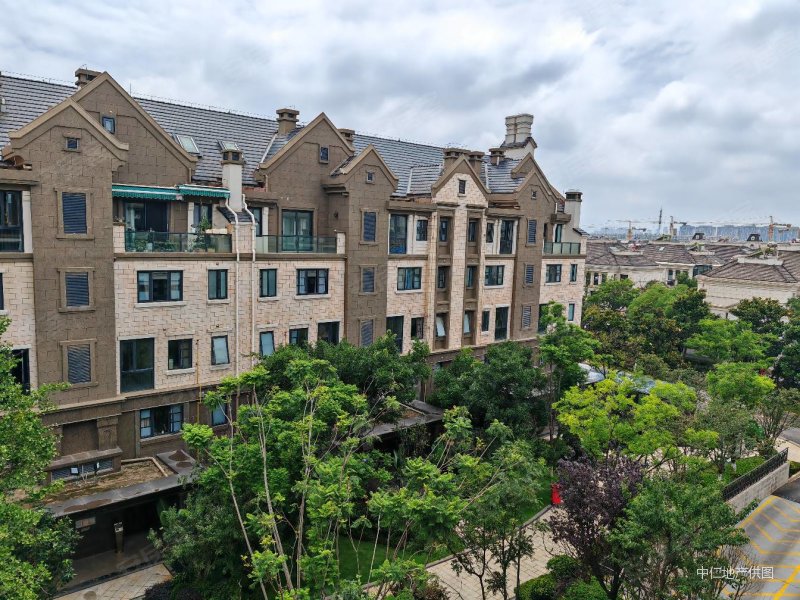 俊发滇池one5组团威廉郡4室2厅2卫145㎡南北350万