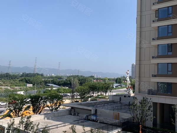 重庆北碚复兴万科四季花城三期小区环境非常好,出门就是地铁,配套成熟