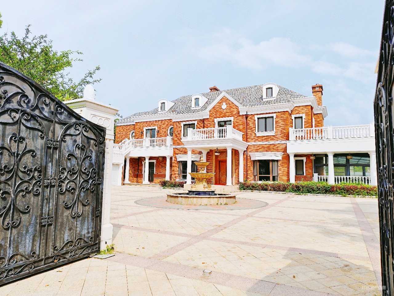 佘山脚下庄园大宅世茂佘山庄园花园占地6亩三面环水成功标配