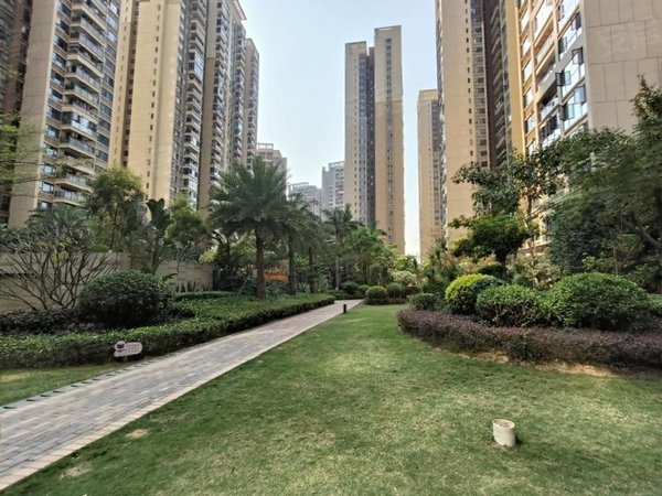 深圳宝安塘尾华强城(一二期)华强城(一二期) 户型方正 精装修3居室