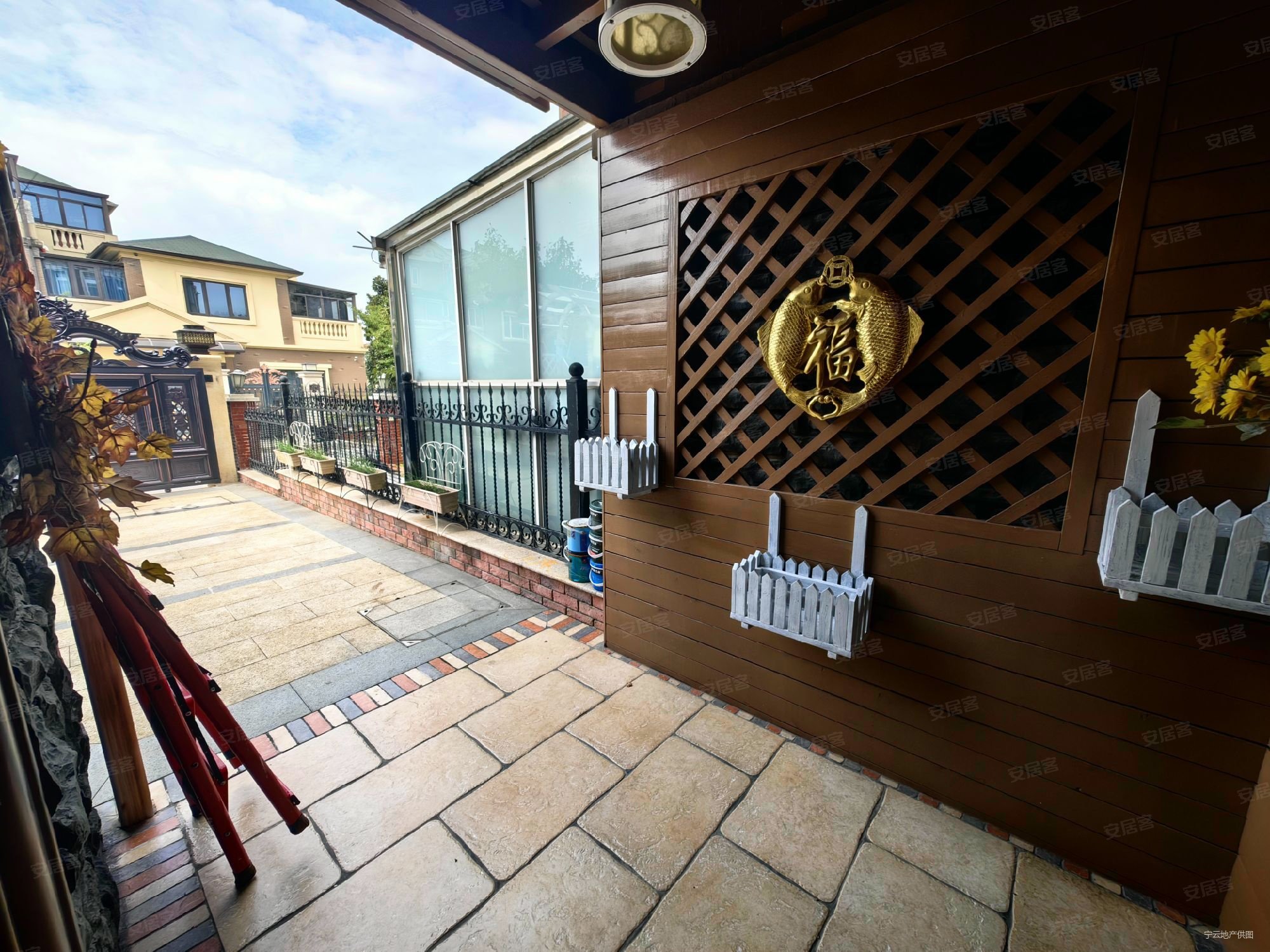 豪装双拼别墅 院子很大 扩展面积多 看好价格可谈