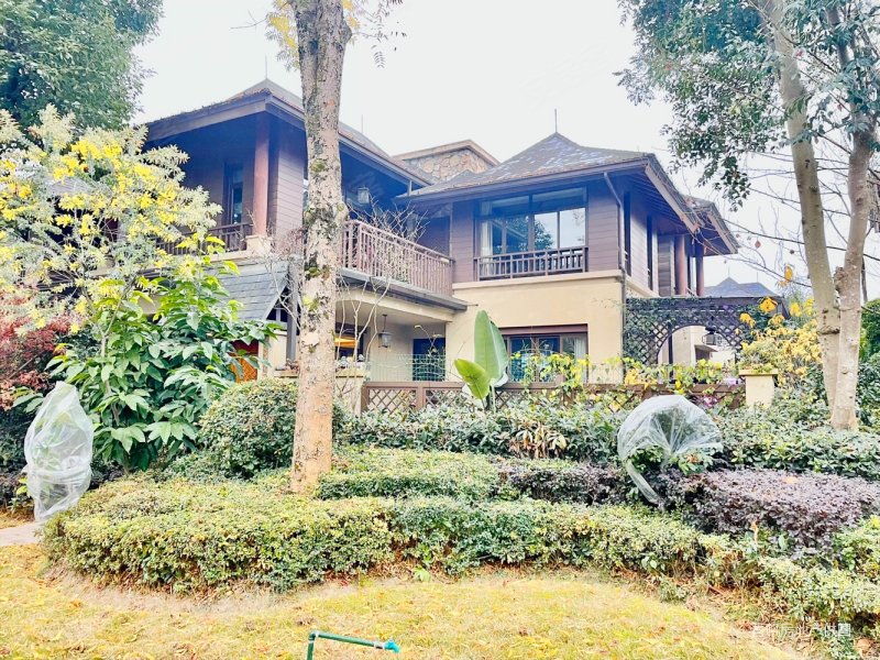 龙湖小院青城4室3厅4卫117㎡南北260万