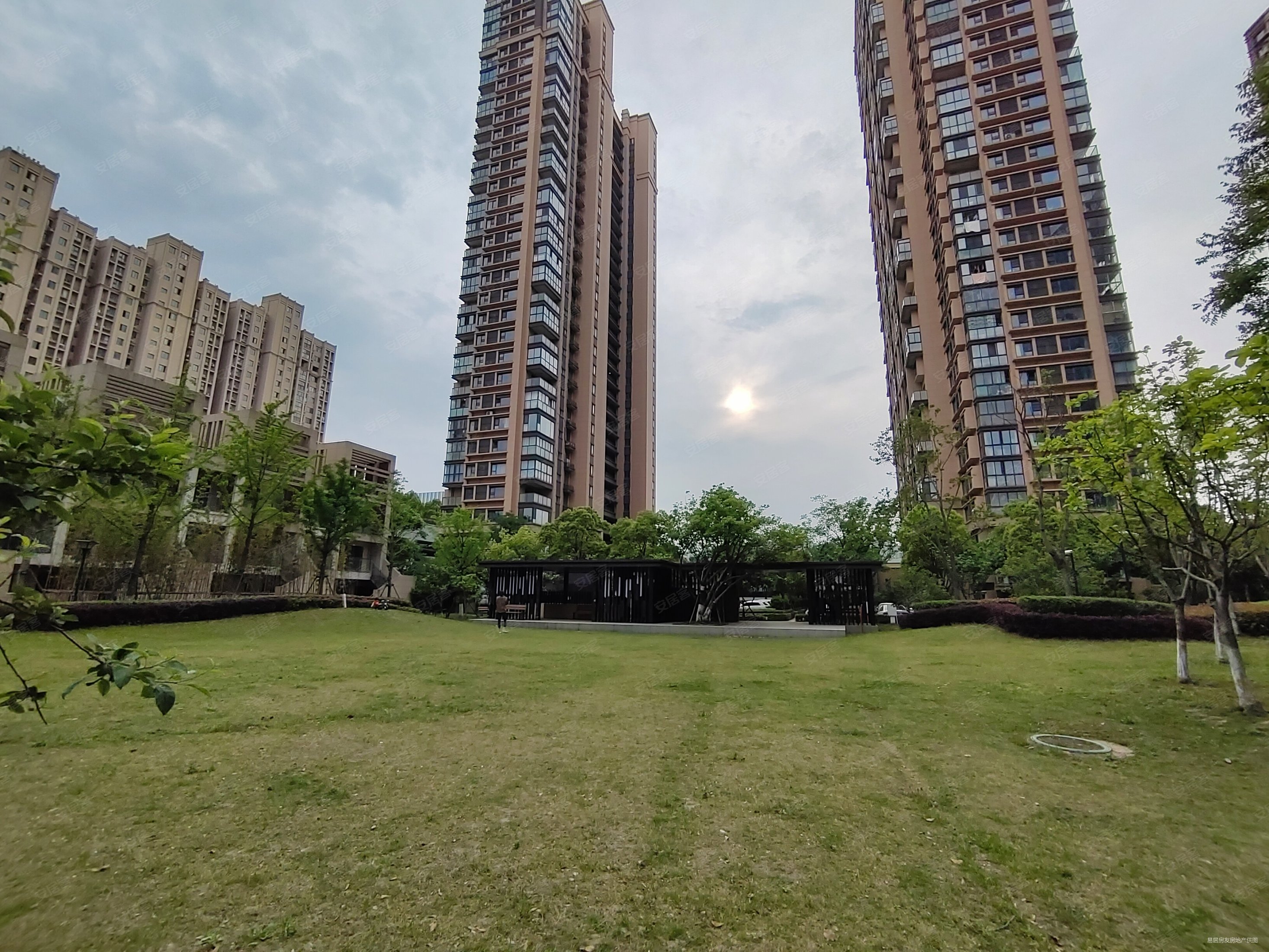 高铁新城非凡环秀湖花园南北通透近地铁精装可拎包入住