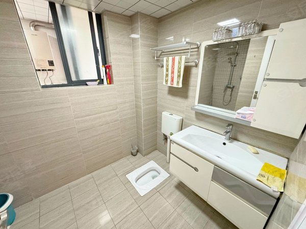 重庆两江新区观音桥半山华府商圈旁边豪装两房 实地很有质感 下楼就可以坐轻轨 随时看房出租房源真实图片