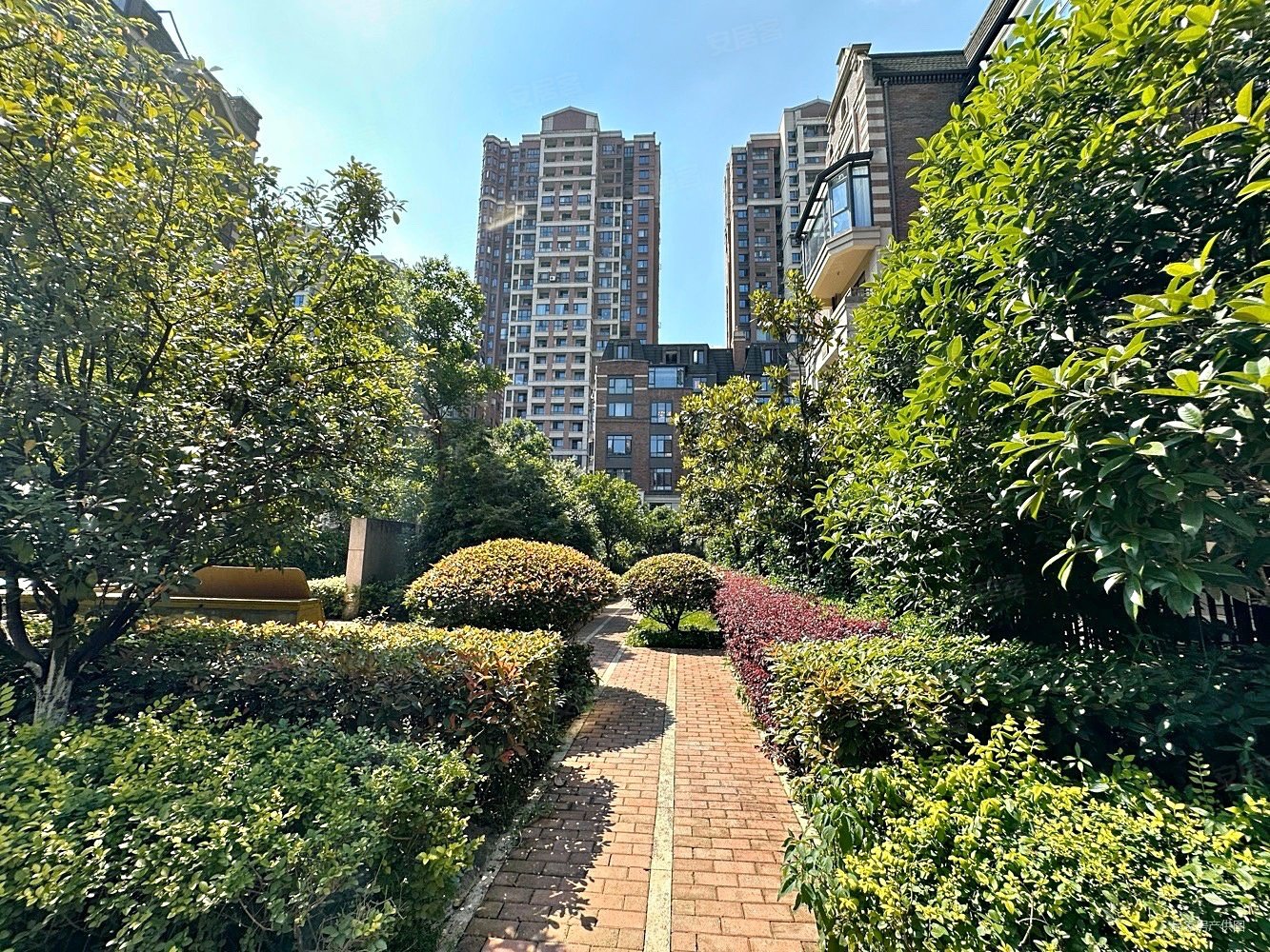 绿地洋房可以做六间房前后花园一百多平米可以做三层急售