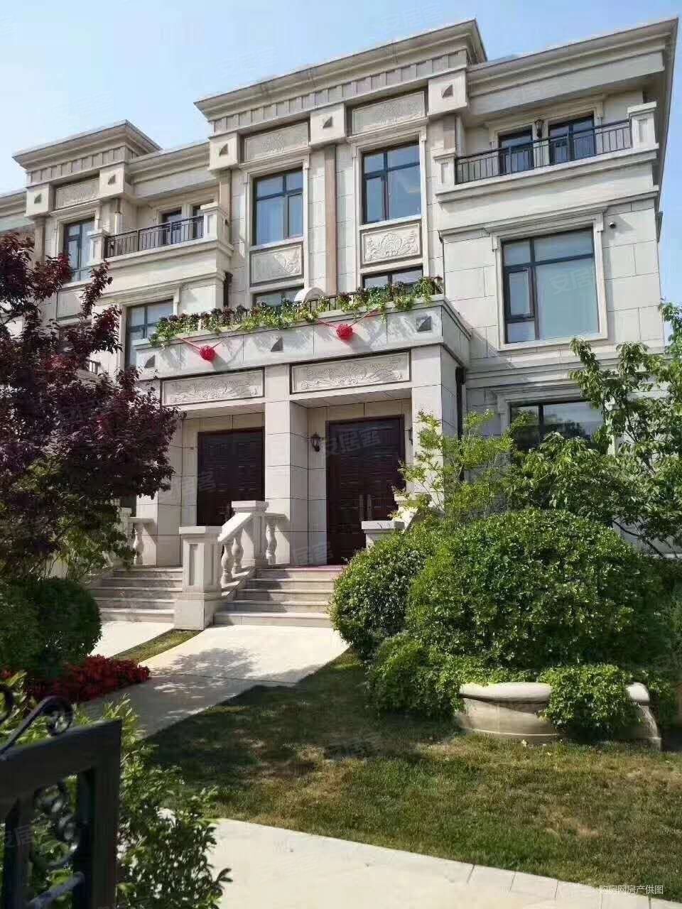 中铁琥珀湾法式联排别墅180米160万使用面积240多米