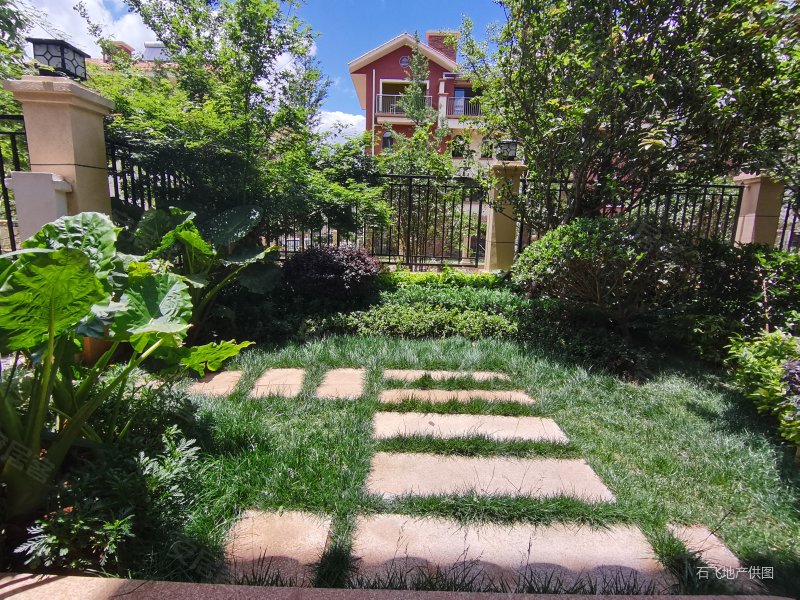 现房联排别墅 上下四层 带花园带车位, 带12年制教育