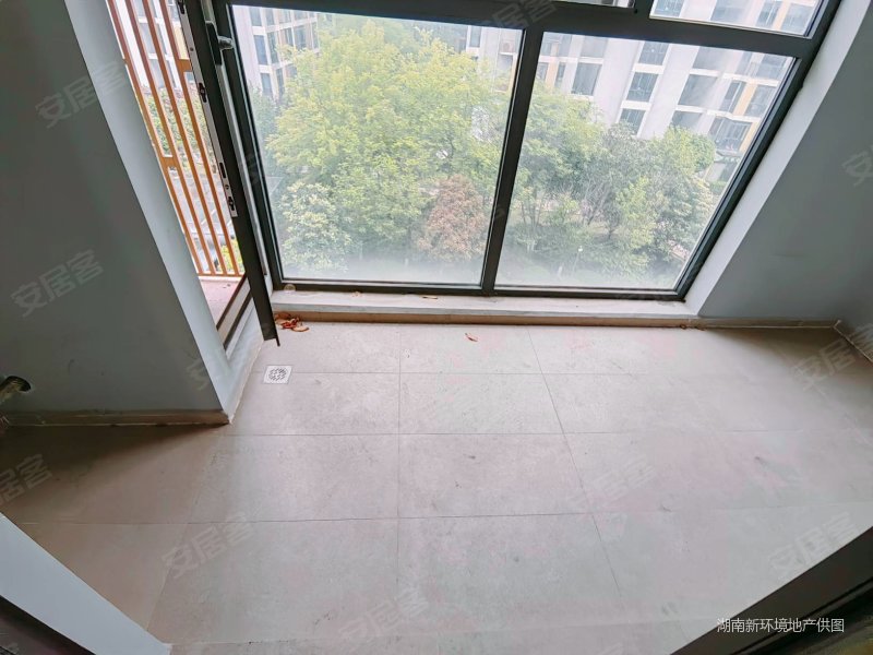 阳光100凤凰社 刚需小三居 电梯房 房龄新 临地铁