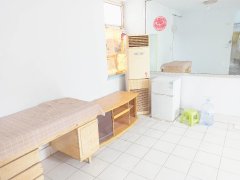 潍坊潍城中百小商品城西，健康街小学近，5楼80平3室1厅，空调冰箱洗衣机出租房源真实图片