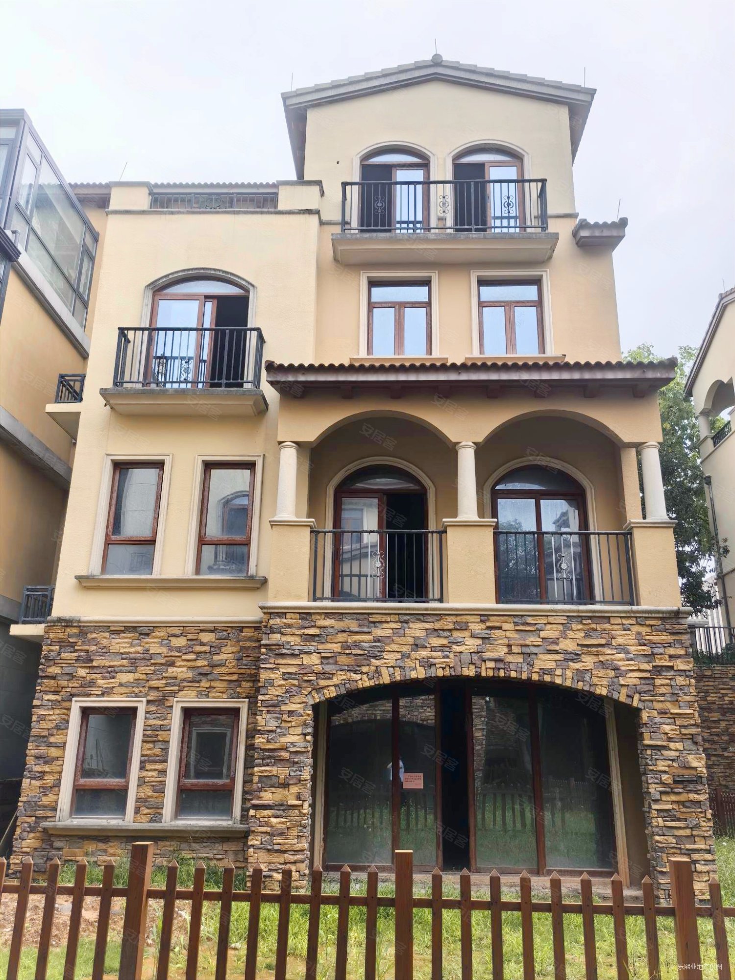 新世纪颐龙湾 三期别墅 户型方正 坐北朝南 随时看房