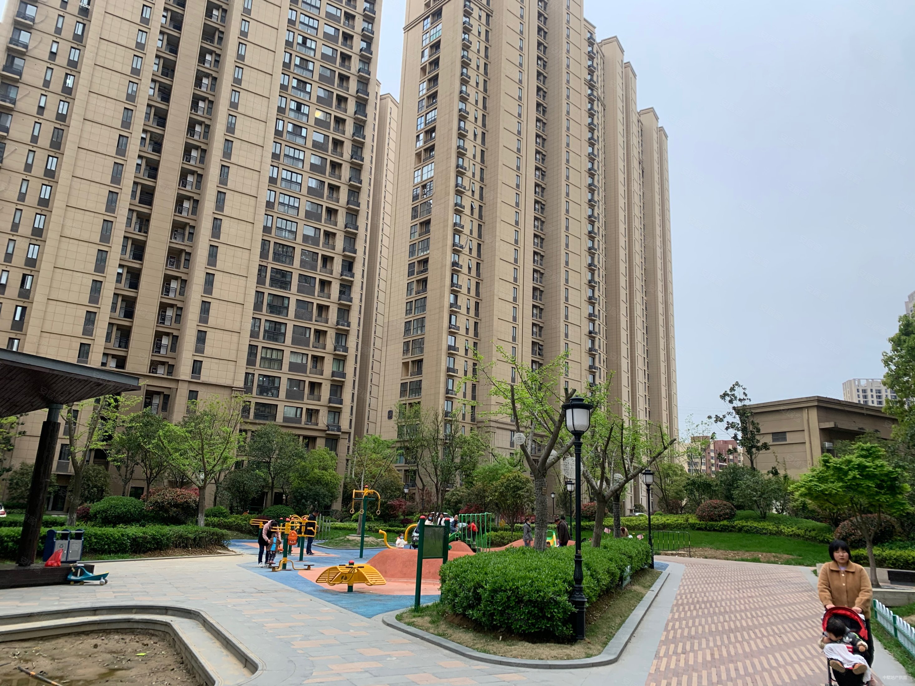 世茂翡翠首府3室2厅2卫101.92㎡南北235万