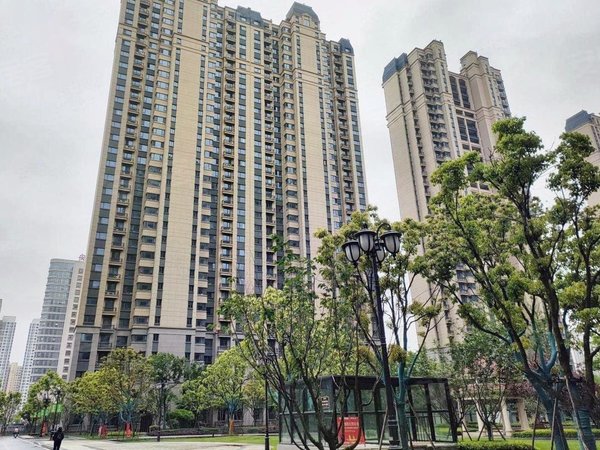 恒大珺睿府 市立医院对面 精装保养好 家电家具齐全 拎包入住