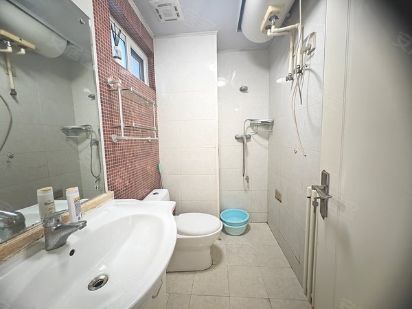 青岛市南宁夏路彩虹大厦中央商务区,大套二,家电家具齐全,看房方便,彩虹大厦出租房源真实图片