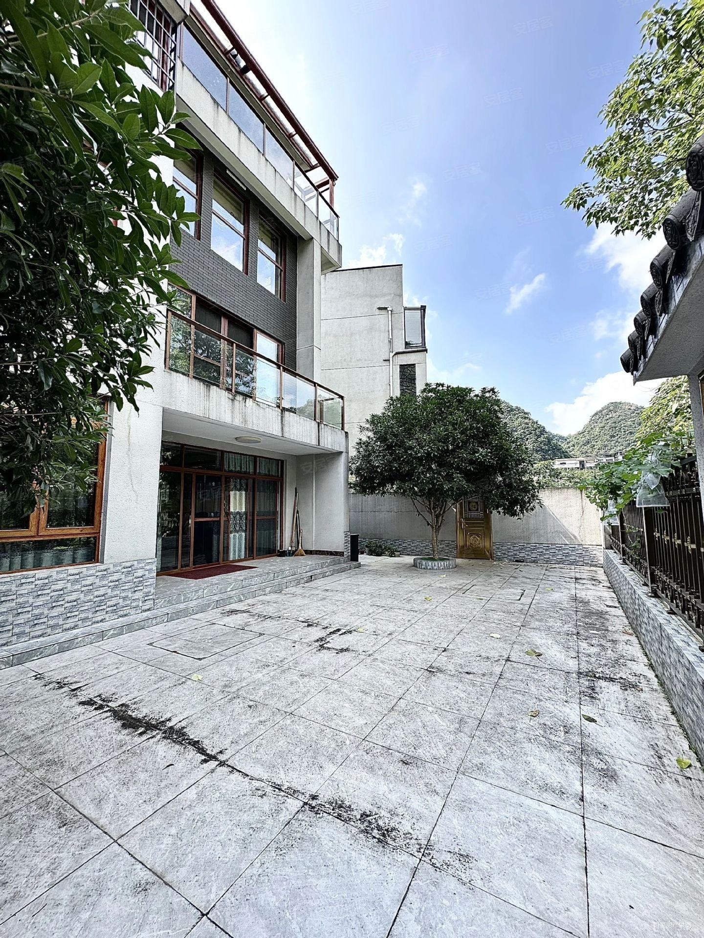 业主全家移民国外急卖全新装修鱼峰区龙潭路大美天第别墅