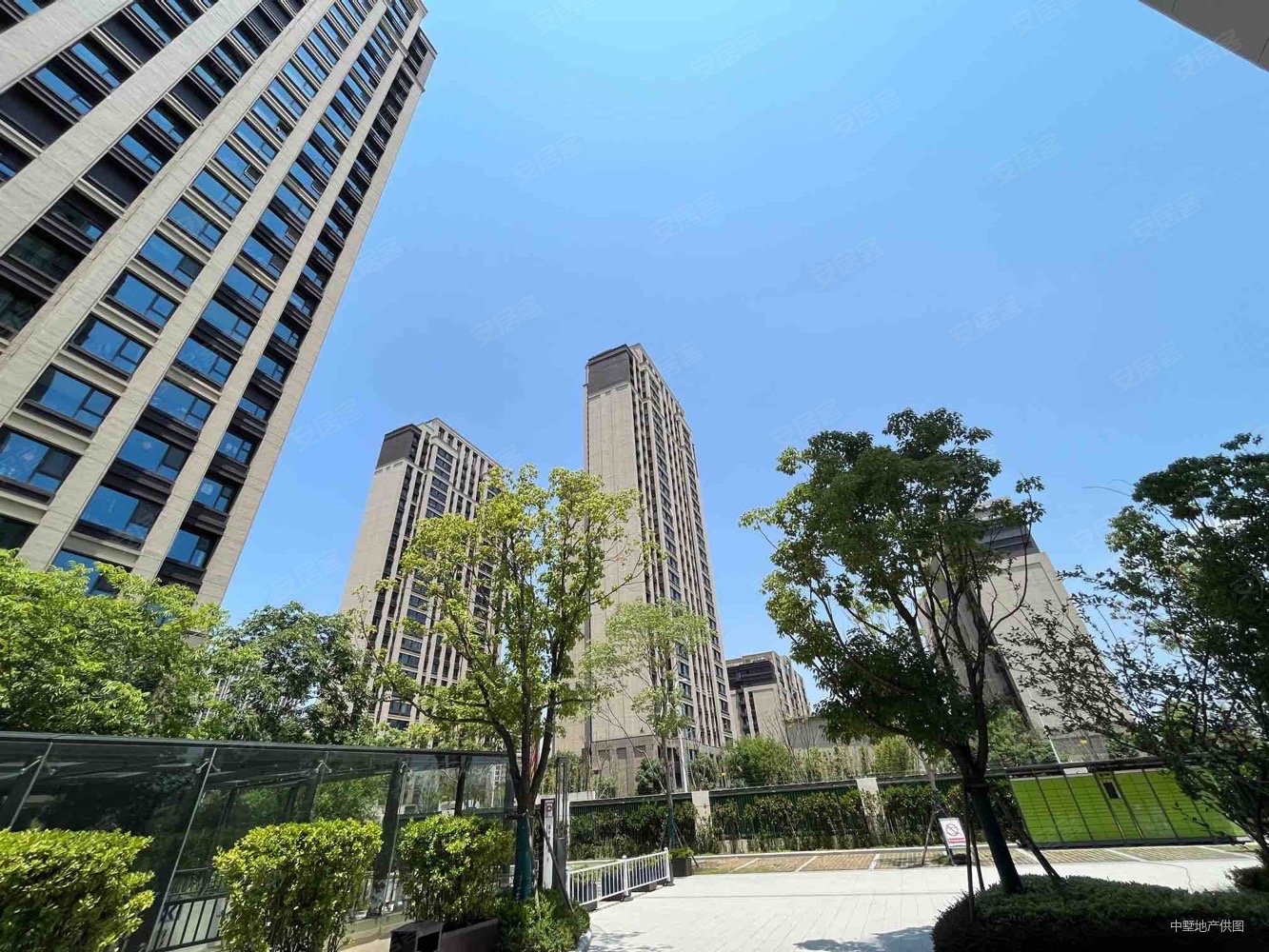 天鹅湖moma3室2厅1卫95.77㎡南410万