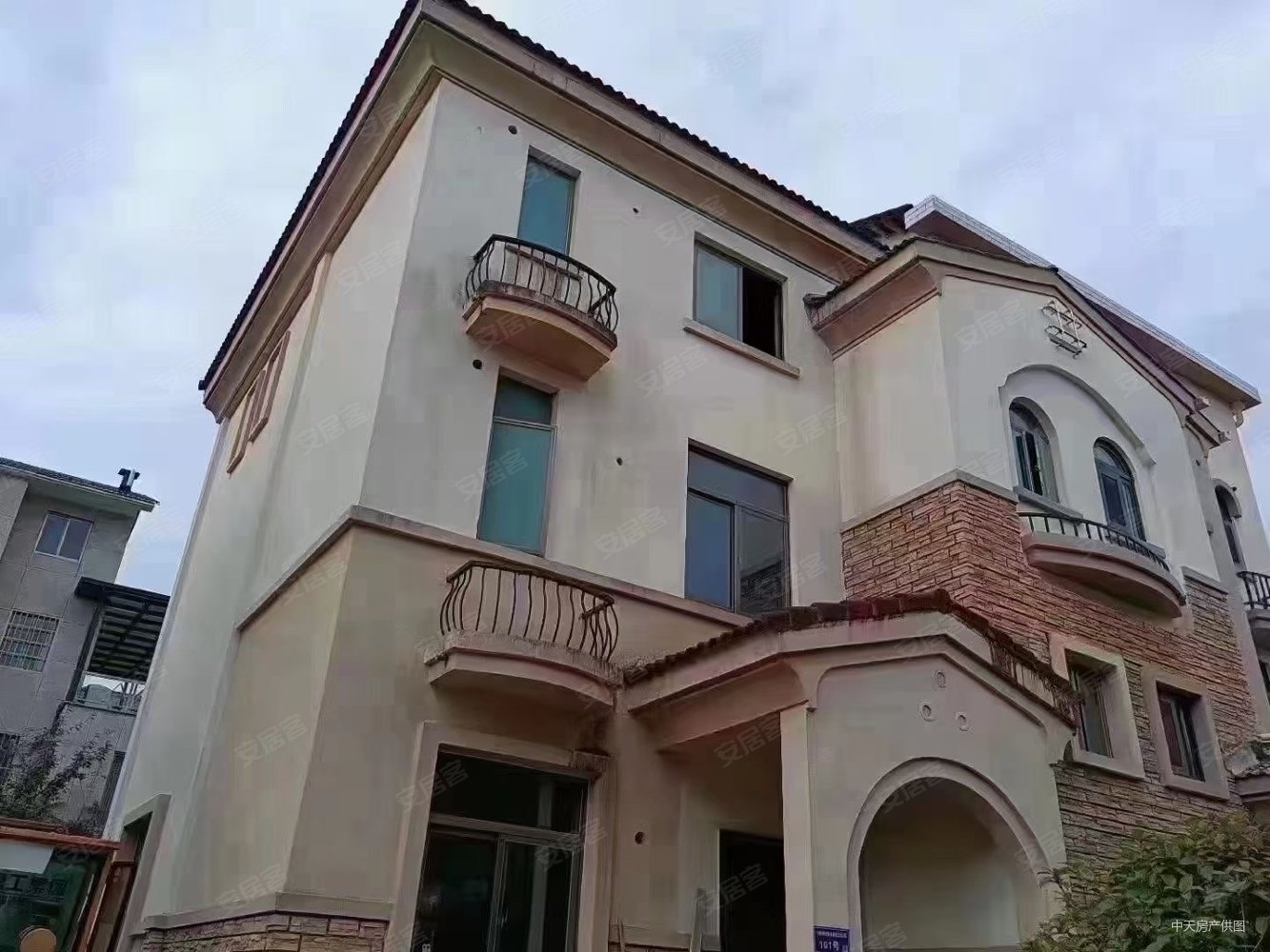 碧桂园岭秀苑(别墅)5室2厅3卫215㎡南北388万