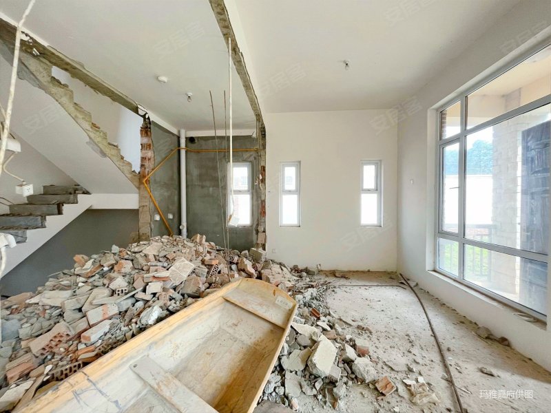 君度半山独栋别墅急售带半亩花园可装电梯随时看房