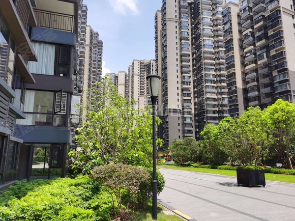 南宁良庆大沙田荣和半山华府荣和半山华府 4室2厅2卫 配套齐全 精装修