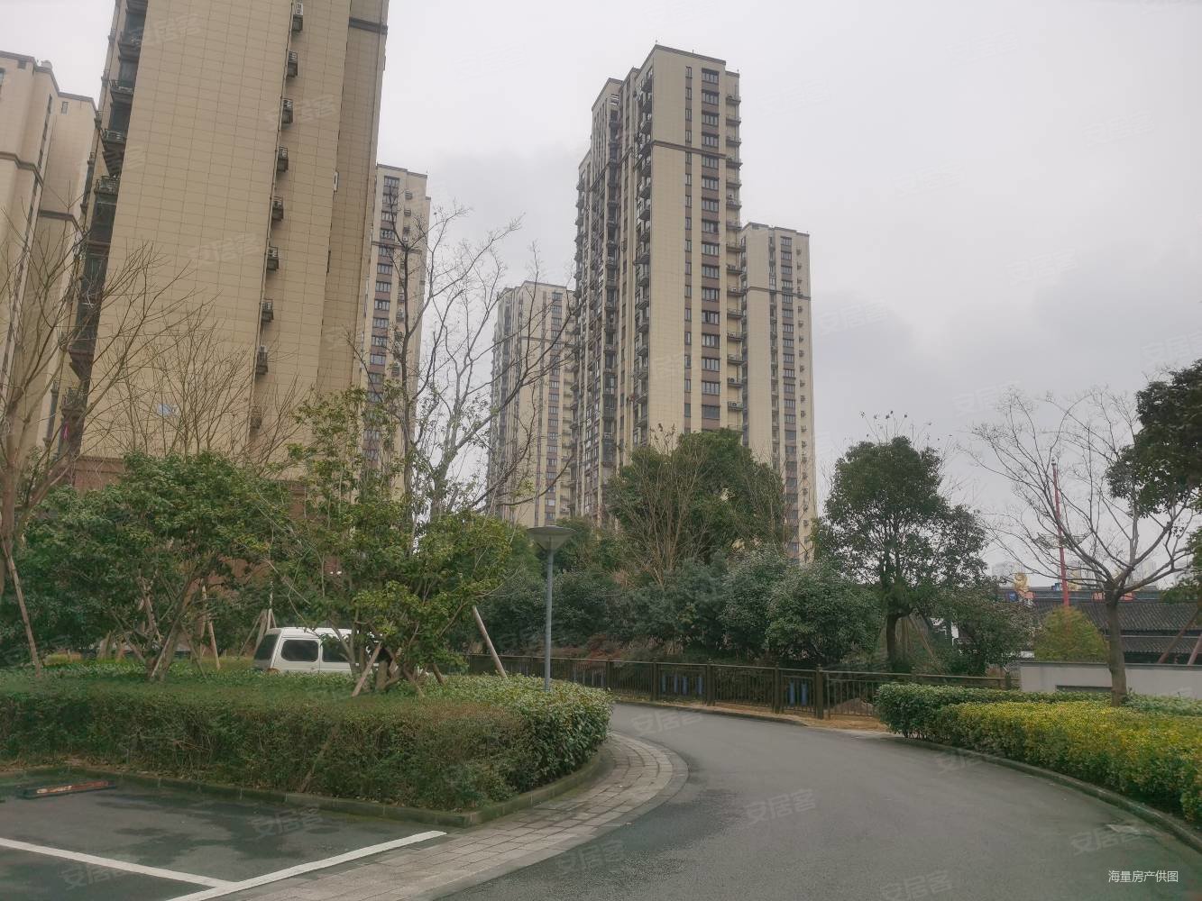 下应中心位置次新小区君睿名苑小两房无装修诚心出售有钥匙