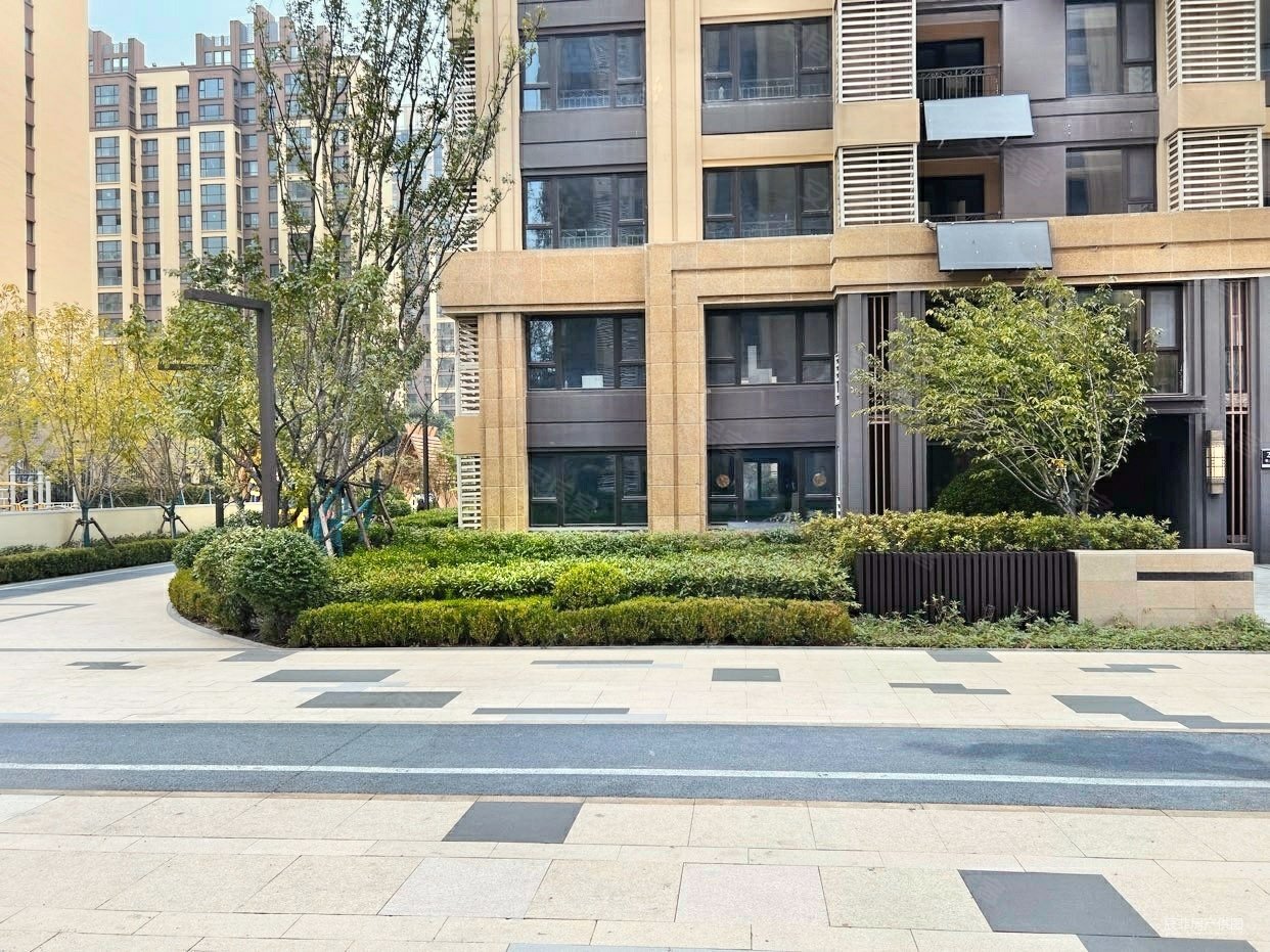 龙湖昱城一期3室2厅2卫145万124平方米