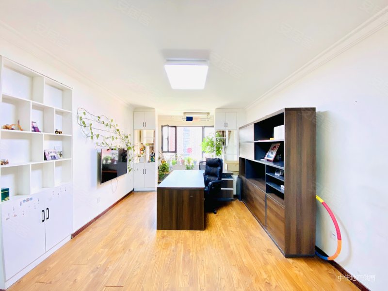 电梯房 双卫生间 得房好 中间楼层采光好 满二 居住密度低,中建新悦城